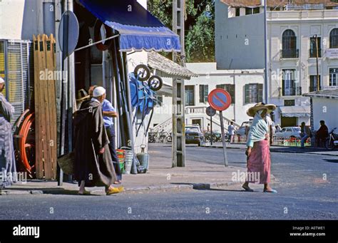 Afrique MAROC TANGER Scène de rue typique du vieux Tanger avec des gens ...