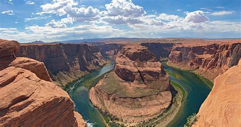 Sunny day at the overlook: Horseshoe Bend, Glen Canyon National Recreation Area, Utah