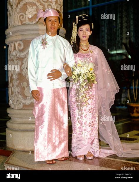 Married couple wearing traditional costume, wedding, Rangun, Yangon ...