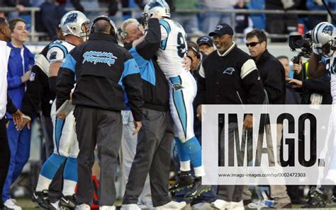 Ricky Proehl (Mitte) umarmt seinen Head Coach John Fox (beide Carolina Panthers) - Y (Icon