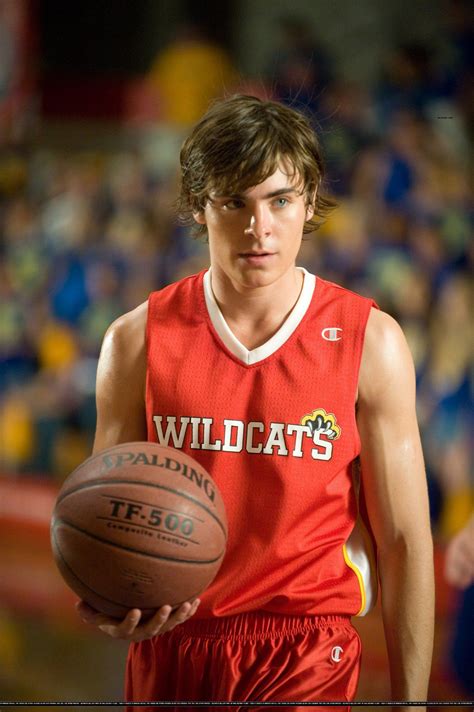 Zac Efron High School Musical Basketball | シャツにある6人のサインはトロイ、ガブリエラ ... Troy Bolton, Hight School ...