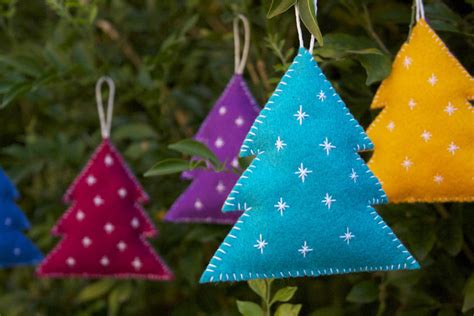 70 DIY Felt Christmas Tree Ornaments - Shelterness