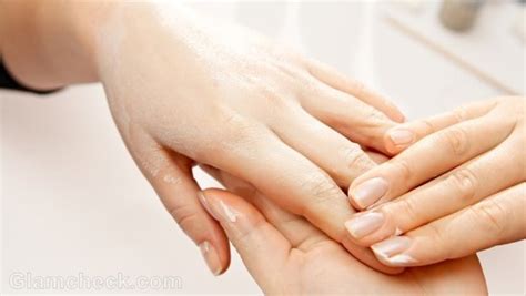 Cracked Nails : Causes, Symptoms & Treatment