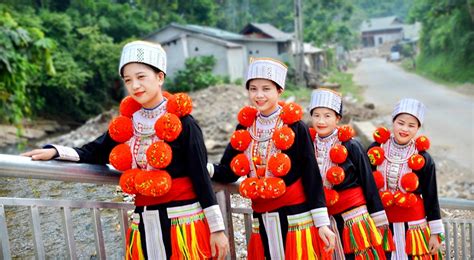 Quả bông len - điểm nhấn trên trang phục nữ của người Dao đỏ | Báo Dân tộc và Phát triển