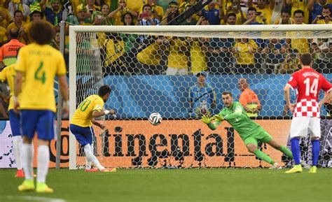 Neymar Junior scores penalty kick in World Cup 2014 opener