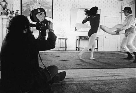 Stanley Kubrick behind the scenes filming a scene for his 1971 movie A Clockwork Orange | Foto ...