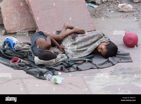 India Delhi Homeless Children living on the street Stock Photo - Alamy