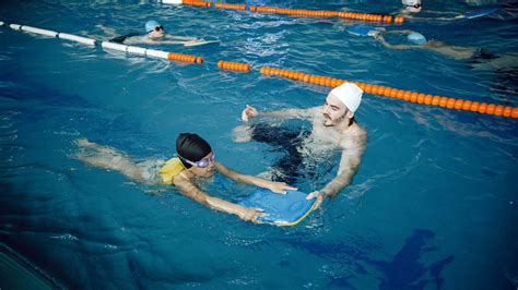 6 Surprising Benefits Of Regular Swimming Lessons