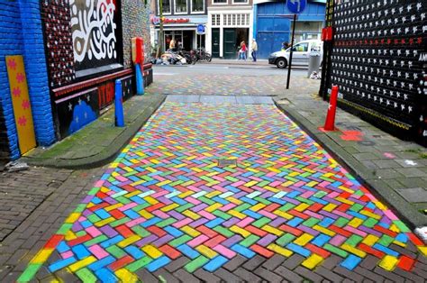 Street Art: Regenbogenfarben in Amsterdam · HostelsClub