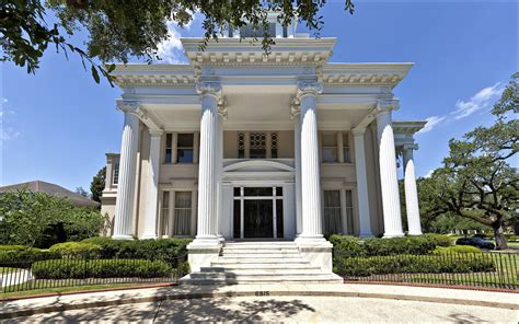 The Historic Garden District along Saint Charles Avenue in New Orleans ...