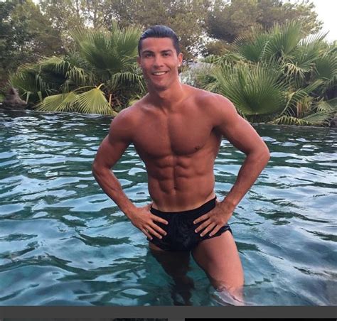 Cristiano Ronaldo Flaunts His Abs – GhanaCelebrities.Com