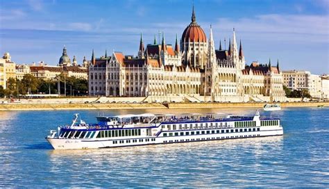 Cruise ship passing the Parliament on the Danube, Budapest, Hungary ...