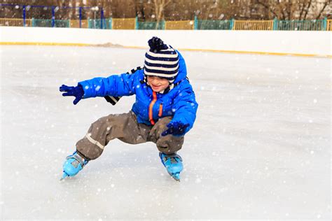 How to teach the child to ice skate: learning techniques and choosing the right size of ice ...