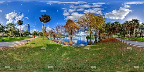 360° view of Lake Eola at Christmas time. Orlando, Florida - Alamy