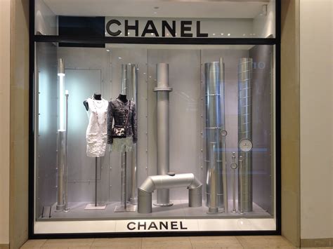 KaDeWe Department Store Chanel window display - 2014 | Зеркало, Камни