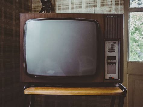 HD wallpaper: crt, indoors, old, retro, screen, theme retro, tv, vintage | Wallpaper Flare