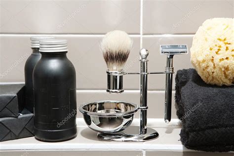 Man exclusive grooming and shaving kit Stock Photo by ©mjth 48297993