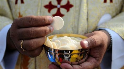 Kolombia sumbang roti komuni untuk perjamuan kudus Paskah di Venezuela ...