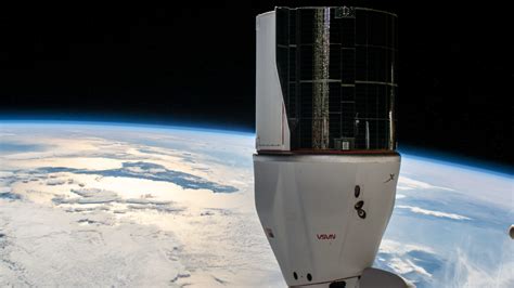 SpaceX Dragon capsule breaks U.S. spaceflight records