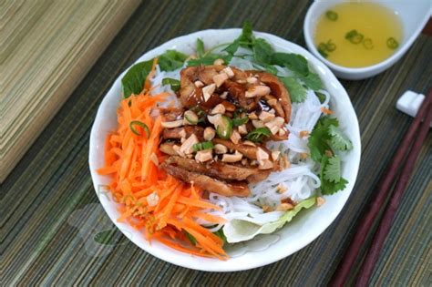 Vietnamese Rice Vermicelli Salad ~ 越南米粉沙拉