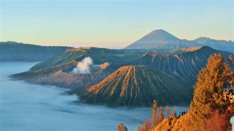 Mendaki dan Menikmati Sederet Pesona Keindahan Alam di Sekitar Gunung ...