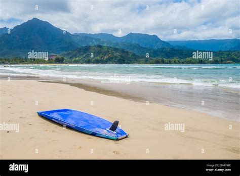 Hanalei bay kauai hawaii surfing hi-res stock photography and images ...