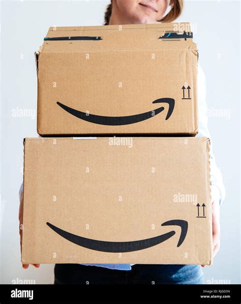 Amazon smiling boxes hi-res stock photography and images - Alamy