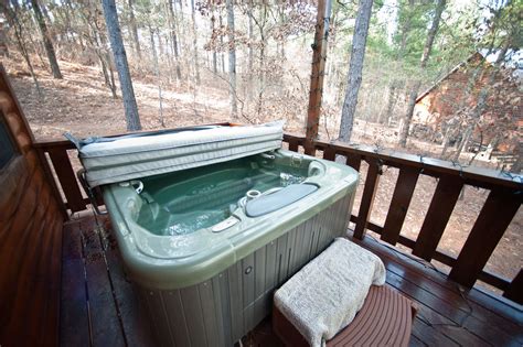 The hot tub at this cabin in Broken Bow, OK | Broken bow cabins, Hot tub, Cabin