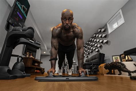 Former NFL Star Vernon Davis Becomes Investor In AI-Powered Fitness ...