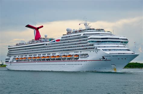 File:Carnival Valor Cruise Ship (3) (21009123989).jpg - Wikipedia