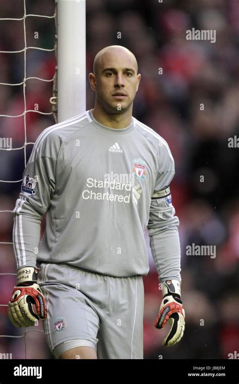 PEPE REINA LIVERPOOL FC LIVERPOOL FC ANFIELD LIVERPOOL ENGLAND 16 January 2011 Stock Photo - Alamy