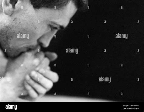 El hombre con las manos a la boca, de cerca, en blanco y negro Fotografía de stock - Alamy