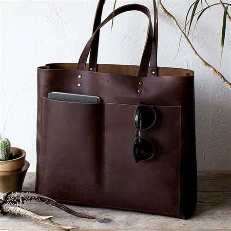 The Handmade Leather Tote Holds Your Everyday Items in Style | Gadgetsin