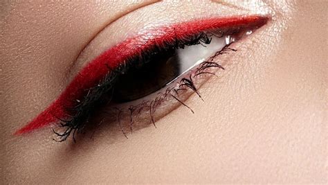 Red Eyeliner | The Most Beautiful Beauty Trend at Christmas Time