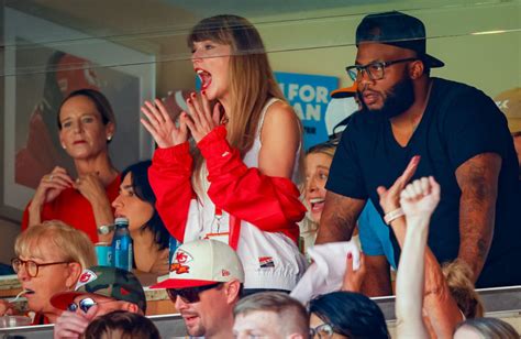 Travis Kelce's father praises 'gracious' Taylor Swift