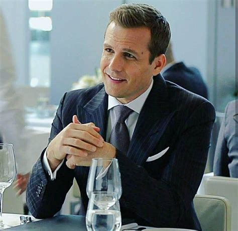 Pin de Erik Tank em Harvey specter haircut | Homens de terno, Retrato ...