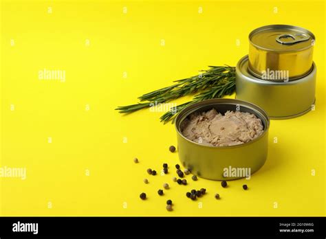 Tins of tuna hi-res stock photography and images - Alamy