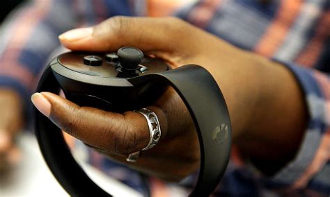 Oculus Touch Controllers Review: A Lighter and Better Touch Than Vive ...