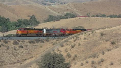 Railfanning Tehachapi Pass Featuring Train Chases, a Meet, and Lashups HD - YouTube