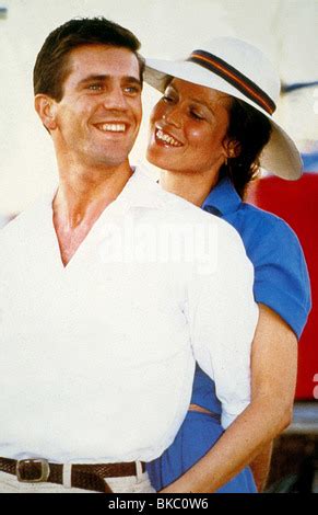 MEL GIBSON & SIGOURNEY WEAVER THE YEAR OF LIVING DANGEROUSLY (1982 ...