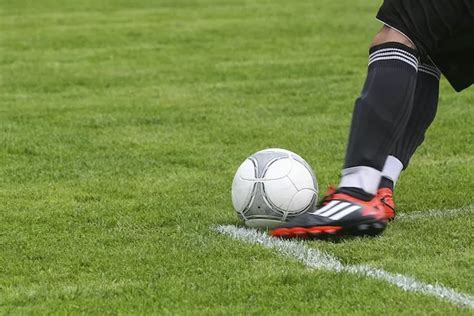 Latihan Menendang Bola yang Bertujuan Untuk Menembakkan Bola Dengan Keras Tetapi Arah Bola ...