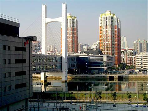 Double decked bridge across the Shenzhen River between Shenzen and Hong Kong - Wikimedia, CC ...