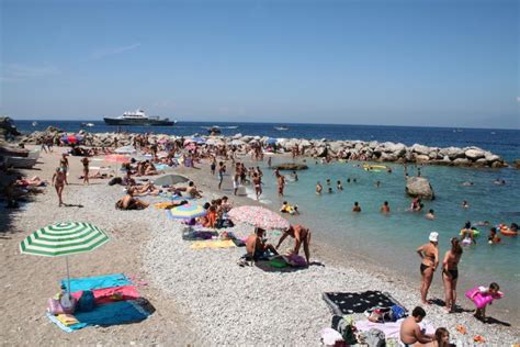 A crowded beach in Capri - Sitabus.it