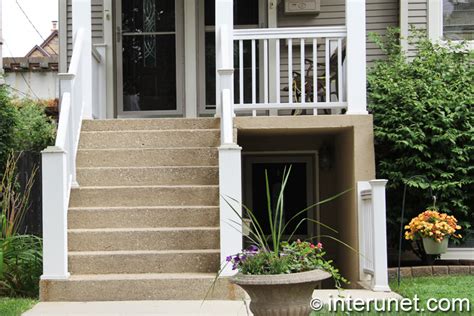 Concrete stairs with wood railing | interunet