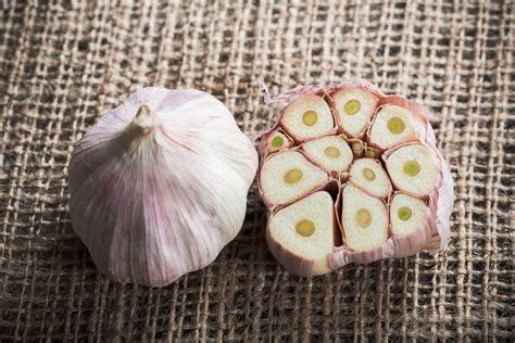 How To Cut Head Of Garlic - Recipes.net