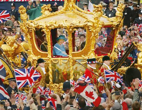 Queen Elizabeth at Golden Jubilee Parade | Monumental moments of Queen ...