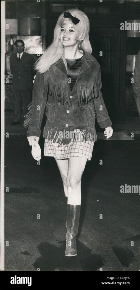 Jayne mansfield 1967 hi-res stock photography and images - Alamy