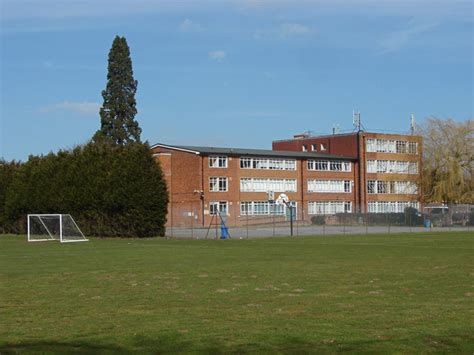 Broadwater School, Farncombe © Alan Hunt :: Geograph Britain and Ireland