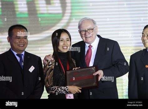 American investor Warren Buffett (R2) presents the prize to a BYD ...