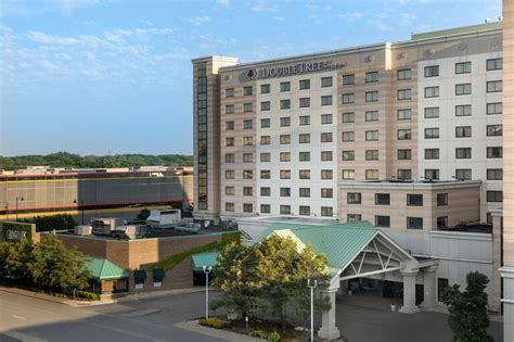 DoubleTree Hotels in Skokie, IL - Find Hotels - Hilton